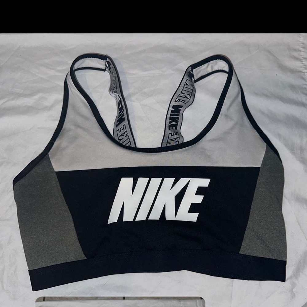 Nike color block sports bra size xl worn 2-3 times